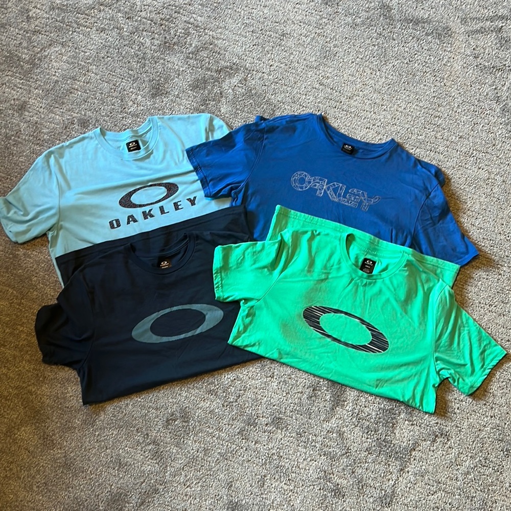 Men’s Oakley T-Shirts - Size Large - Great condition!